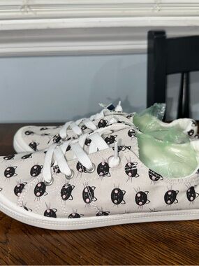 ISAAC MIZRAHI Reeses CAT Light Gray w/ Black Cat Sz 8 M Women’s Sneakers NWT